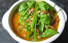 Тыквенный суп с зеленью в белой тарелке
