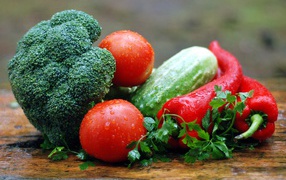 Мокрые овощи и петрушка на столе