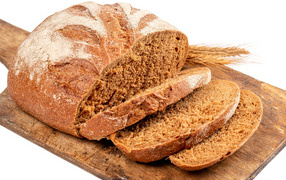 Свежий нарезанный хлеб на доске на белом фоне 