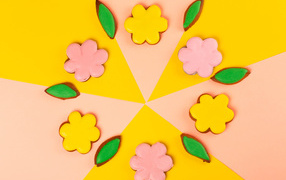 Красивое розовое и желтое печенье на столе 