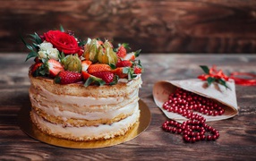 Торт с коржами и ягодным кремом украшен клубникой 