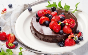Chocolate cake with blueberries and strawberries