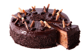 Шоколадный торт с крошкой на белом фоне