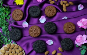 Шоколадное печенье с миндалем на фиолетовой ткани