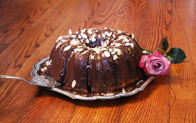 Шоколадный кекс на тарелке с розой 