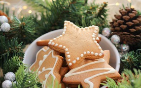 Новогоднее печенье звездочки с еловыми ветками