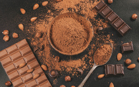 Какао на столе с орехами и плитками шоколада