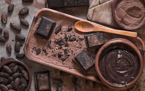 Какао с шоколадом на столе 