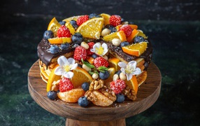 Вкусный торт с апельсинами и ягодами