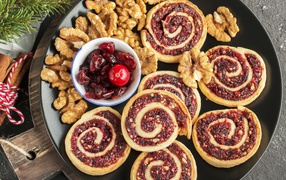 Вкусное печенье на тарелке с сухофруктами и орехами 