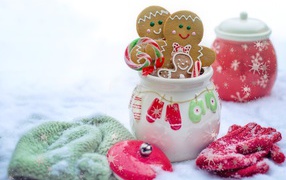 Вкусное праздничное печенье в вазе на снегу