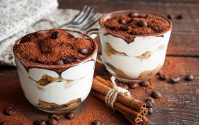 Десерт с йогуртом и печеньем посыпан какао 