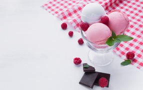 Шарики мороженого с ягодами малины и кусочками шоколада