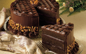 Большой шоколадный праздничный торт с орехами 