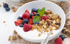 Oatmeal with fresh berries and yoghurt for breakfast