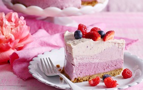 Кусок торта суфле с ягодами на столе 