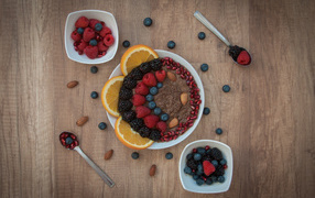 Каша с ягодами в тарелке на столе на завтрак