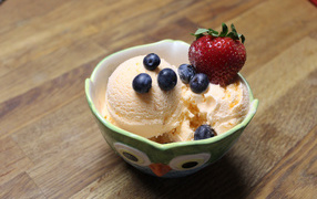 Шарики ванильного мороженого с ягодами черники и клубники