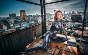 Девушка азиатка в костюме человека паука