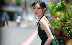 Девушка азиатка в зеленом платье 