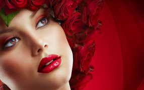 Красивая девушка с венком из роз на голове на красном фоне