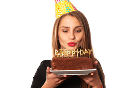 Красивая девушка с тортом на день рождения на белом фоне 