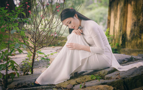 Красивая грустная девушка азиатка в белом платье 