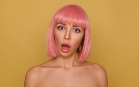 Удивленная девушка с розовыми волосами