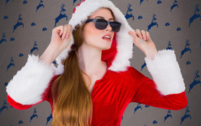Девушка в красном костюме в очках на Рождество 