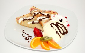 Thin pancakes with sour cream and fruit for Maslenitsa