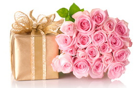 A large bouquet of pink roses and a gift for March 8