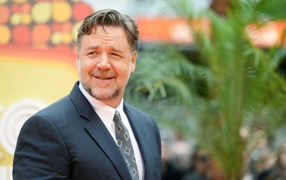 Stylish actor Russell Crowe in suit