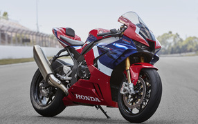 Большой спортивный мотоцикл Honda CBR1000RR-R Fireblade 2020 года
