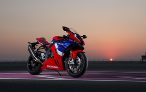 Мотоцикл Honda CBR1000RR-R Fireblade 2020 года на фоне заката