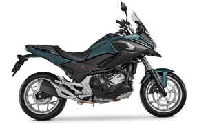 Мотоцикл Honda NC750X, 2021 года на белом фоне