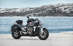 Большой черный мотоцикл Triumph Rocket 3, 2021 года у воды