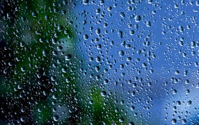 Голубое стекло с каплями дождя