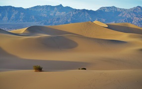 Большая пустыня с горячим песком у гор 