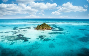 Тропический остров посреди голубого океана