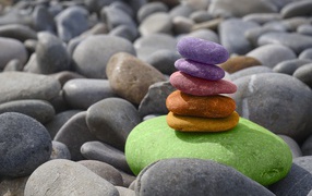Разноцветные камни лежат на пляже