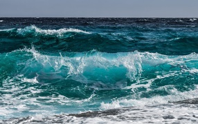Голубые волны бушуют в море 