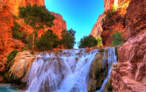 Красивый водопад стекает с гор, Аризона, США