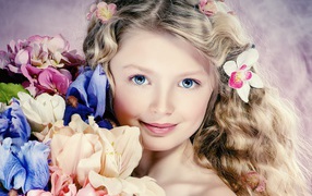 Красивая голубоглазая девочка с букетом цветов