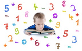 Мальчик с книгой на белом фоне с цифрами