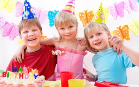 Веселые дети отмечают день рождения 