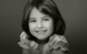 Милая улыбающаяся маленькая девочка черно-белое фото