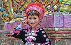 Маленькая девочка азиатка в национальном костюме 