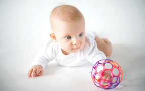 Маленький ребенок с игрушечным мячом