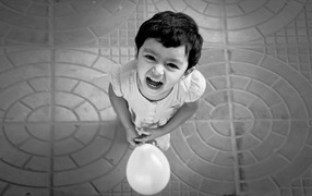 Маленькая девочка с шариком 
