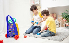Два маленьких мальчика играет на полу